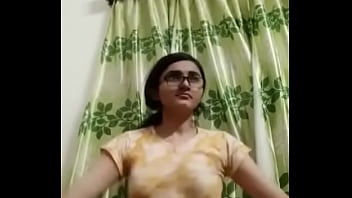 Desi bombshell with irresistible curves
