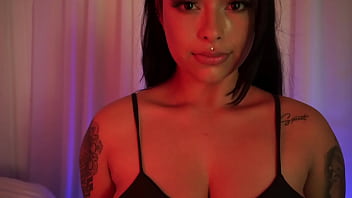 Thick Latina bombshell with a juicy ass services her daddy’s buddy
