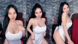 Lunna Celine Telanjang Dada dengan Payudara Indah yang Menggoda