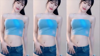 Chinese Girl’s Provocative Dance Gets the Bros All Hot and Bothered