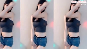 Chinese girl twerking back to tease the boys