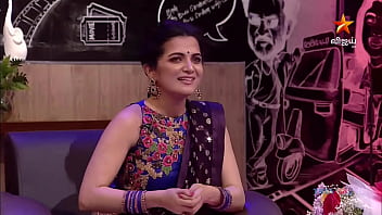 Sizzling Tamil Anchor’s Daring Hip Display