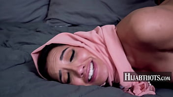 Arab Beauty Chloe Amour’s Late-Night Invitation