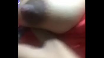 Desi hottie flaunting her perky tits