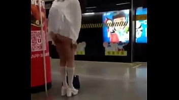 Asian Babe in China Pulls Out Her Tampon in Public – tightassdates.com