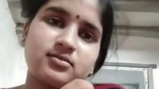 Desi housewife from Chhindwara flaunting her creamy, luscious melons