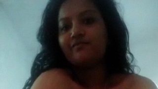 Desi Mallu babe’s steamy full nude strip show
