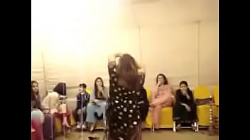 Sizzling Desi Auntie’s Seductive Wedding Dance Moves