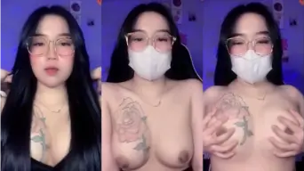 Remas Payudara Besar Gadis Tato yang Menggoda