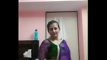 Curvy Pooja Bhabhi’s Alluring Dance Moves