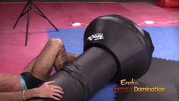 Golden Goddess Dominates Her Submissive Pup in the Weight Room