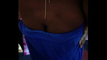 Desi Babe Peeling Off Her Saree to Flaunt Her Juicy Curves