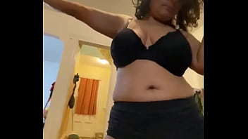 Mature Latina Dominicana MILF se desnuda sensual y provocativamente