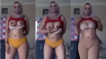 Gadis Perawat Muda Pamer Payudara untuk Pacarnya
