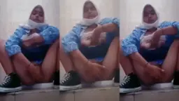 Gadis SMA Mainin Memek di Kamar Mandi Sekolah