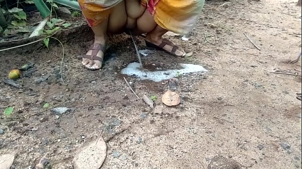 Desi Aunty’s Wild Outdoor Pissing You Can’t Miss