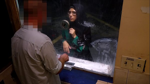 Arab Gold Digger: Desperate Motel Hookup for Cash