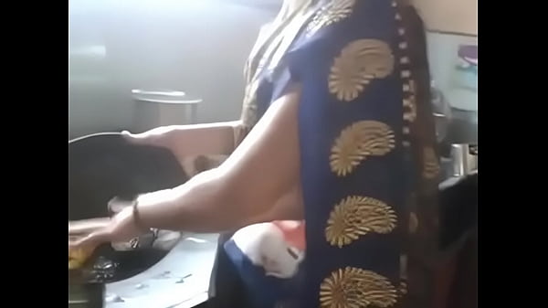 Sizzling Desi Kannada Aunty Flaunts Her Navel And Hips