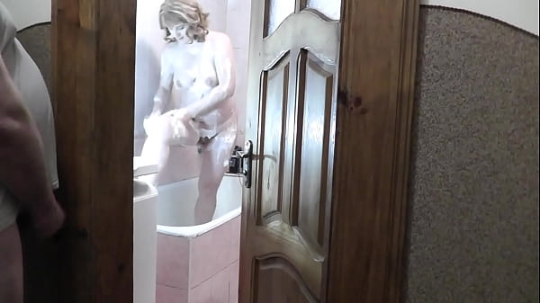 Stepdaughter’s Steamy Shower Seduction: Peeping Stepdad Strokes And Spills His Seed At The Bathroom Door.