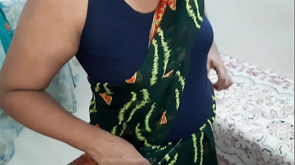 Sultry Desi Bhabhi In A Dark Green Saree
