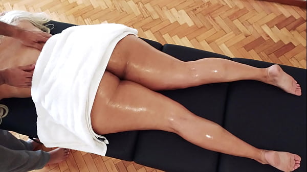 Voluptuous Mature Woman Gets Wildly Aroused During Sensual Rubdown