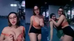 Berenang Mesra Dengan Sahabat Di Kolam Toge