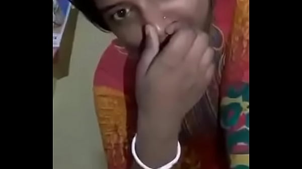 Hot Desi Babe Flaunting Her Curves
