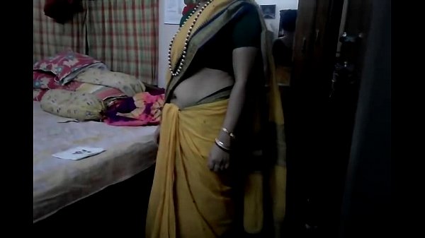 Sultry Tamil Aunty’s Saree Navel Tease With Sensual Whispers
