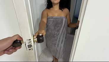 Latina Llega A Su Sesión De Masaje, El Masajista La Enciende Tanto Que Terminan Follando Salvajemente