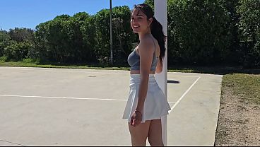 Vecina Ardiente Patinando Se Encuentra Con Un Extraño Para Un Encuentro Íntimo En El Auto A Plena Vista