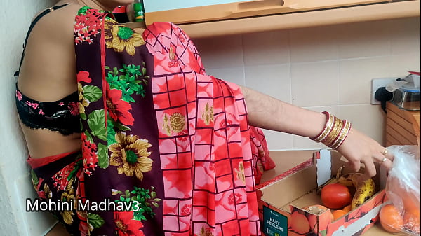 भारतीय देसी फल विक्रेता रंडी ने सौदेबाजी में ग्राहक के लिए कमर तोड़ चुदाई का हिंदी ऑडियो