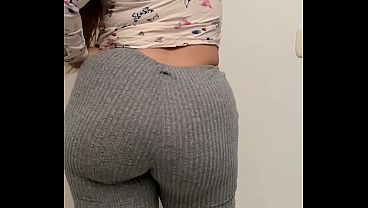 Mira A Mi Madrastra Milf Limpiando La Casa Mientras Su Culo Perfecto Rebota Y Se Marca En Esos Pantalones De Yoga.