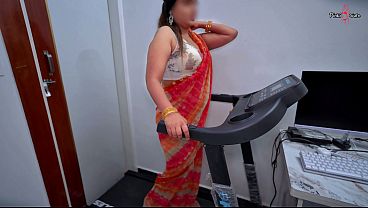 Chachi Ki Geeli Chut Dikhi Gym Mein, Desi Chachi Ka Saree Mein Workout, Bhatija Ne Gym Mein Chudai Ki, Hindi Audio Mein.