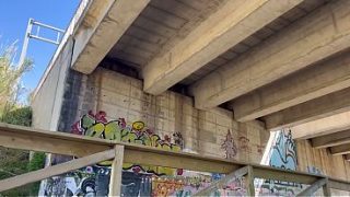 Sexo Salvaje Bajo El Puente Del Río, Con La Gente Mirando Y Pasando Al Lado