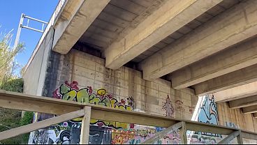 Sexo Salvaje Bajo El Puente Del Río, Con La Gente Mirando Y Pasando Al Lado