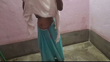 Desi Ki Nayi Hot Babe Apna Lamba Kela Choos Rahi Hai