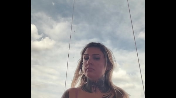 Mulher Tatuada Quase Expulsa Da Academia Por Usar Top Molhado Que Marcava Os Bicos Duros Do Peito – Ela Confessou Que Tava Durinha De Tanto Tesão Na Hora