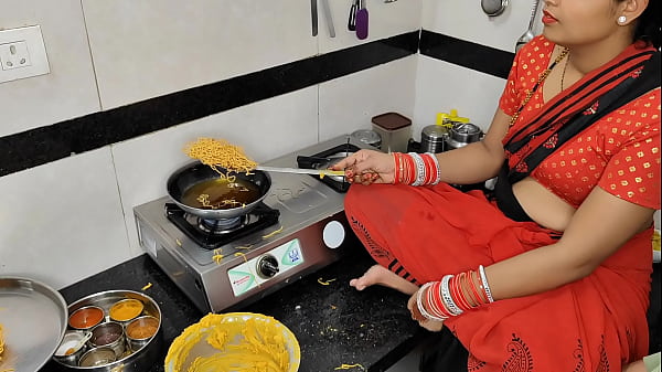 कोमल दिवाली पर नमकीन बना रही थी, तभी देवर ने भाभी को अपनी बाँहों में भर लिया