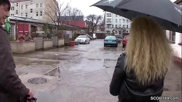 Teeny Auf Der Straße Angemacht Und Für Ein Paar Euro Durchgenommen