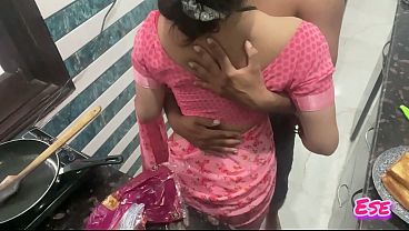 Desi Bhabhi Ki Chudai Jab Wo Kitchen Mein Jhuk Ke Khaana Bana Rahi Thi, Garmi Se Paseena Tapak Raha Tha, Aur Uski Gehrai Mein Maza Aane Laga
