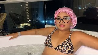 Madrastra Zorra Se Mete Al Jacuzzi Sin Ropa Con El Hijastro Y Le Suplica Que Se La Coja Mientras El Papá No Está
