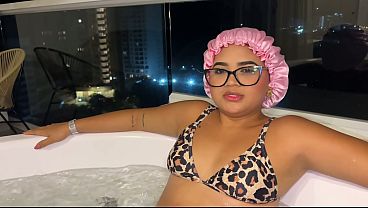 Madrastra Zorra Se Mete Al Jacuzzi Sin Ropa Con El Hijastro Y Le Suplica Que Se La Coja Mientras El Papá No Está