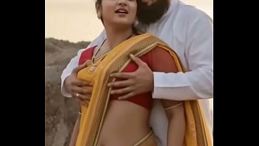Desi Bhabhi Ki Saree Me Dabaye Hue Boobs, Chhupa Romance
